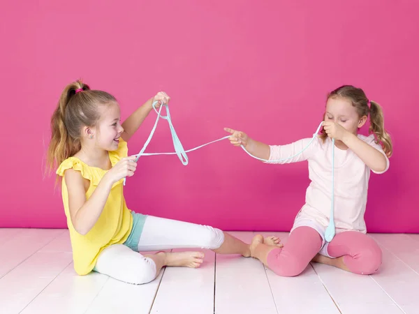 Irmãs Divertindo Enquanto Brincava Com Slimes Caseiros Frente Fundo Rosa — Fotografia de Stock