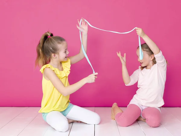 Schwestern Amüsieren Sich Beim Spielen Mit Selbstgemachten Schleimen Vor Rosa — Stockfoto