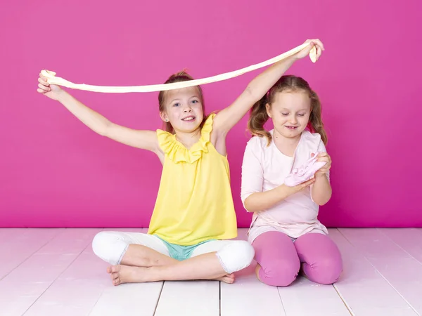 Schwestern Amüsieren Sich Beim Spielen Mit Selbstgemachten Schleimen Vor Rosa — Stockfoto