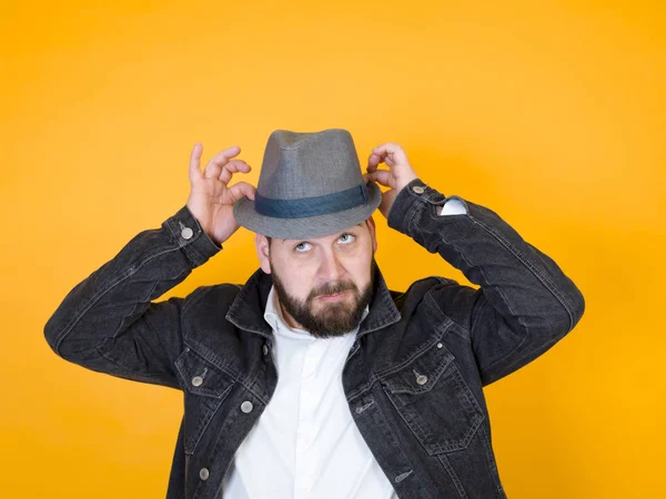 Homem Barbudo Legal Com Chapéu Posando Fundo Laranja — Fotografia de Stock