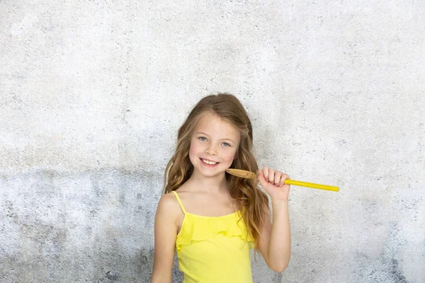 Ganska Cool Liten Flicka Som Använder Matlagning Sked Som Mikrofon — Stockfoto