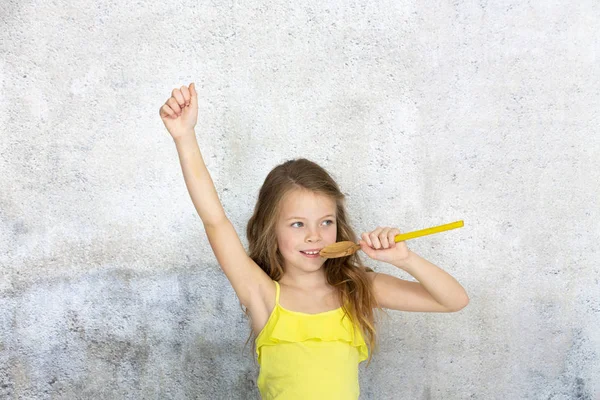 Menina Muito Legal Usando Colher Cozinha Como Microfone Cantando Frente — Fotografia de Stock