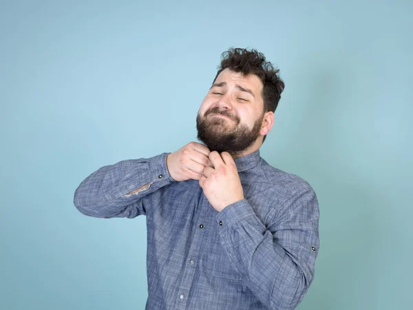 Homem Com Cabelo Preto Barba Preta Camisa Fixação Enquanto Posando — Fotografia de Stock