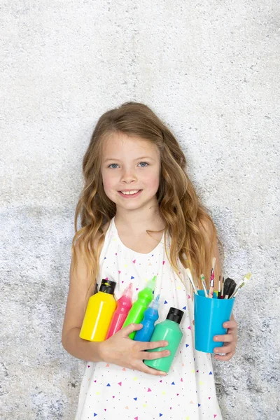 Menina Loira Bonita Segurando Utensílios Pintura Coloridos Mãos Posando Fundo — Fotografia de Stock