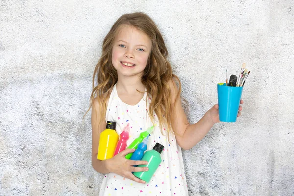 Menina Loira Bonita Segurando Utensílios Pintura Coloridos Mãos Posando Fundo — Fotografia de Stock