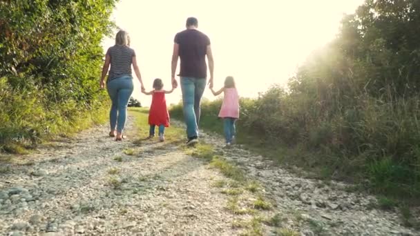 Padres Felices Con Dos Hijos Divirtiéndose Caminando Juntos Cerca Del — Vídeos de Stock