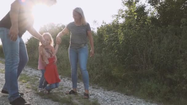 Gelukkige Ouders Met Twee Kinderen Hebben Plezier Wandelen Samen Buurt — Stockvideo