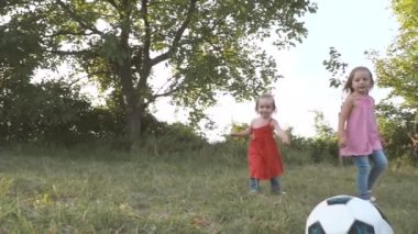 Baba ve iki kızı yaz günü Glade 'de futbol oynuyorlar. 