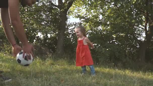 Vater Mit Tochter Beim Fußballspielen Auf Waldlichtung Sommertagen — Stockvideo