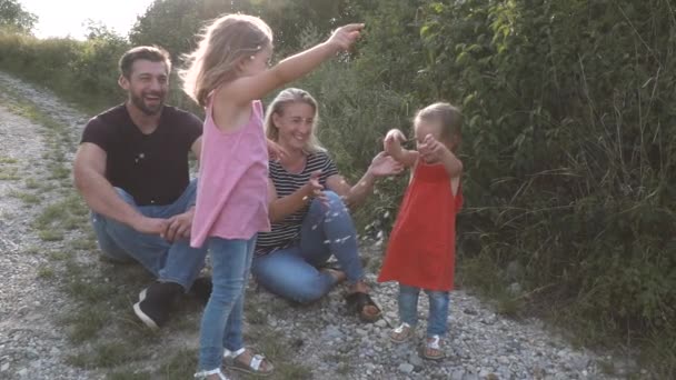 Dochters Gooien Confetti Terwijl Spelen Ouders Weg Tussen Weide Zonnige — Stockvideo