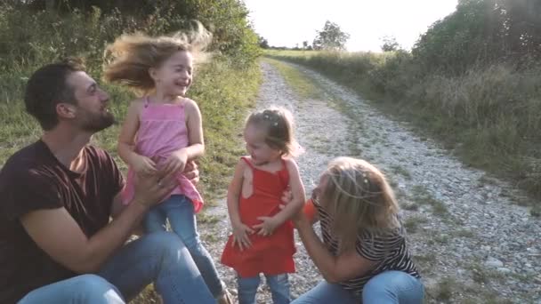 Rodzice Dwójką Dzieci Bawiących Się Cieszących Spacerem Drodze Wśród Łąki — Wideo stockowe