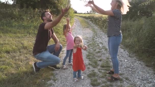 Dochters Gooien Confetti Terwijl Spelen Ouders Weg Tussen Weide Zonnige — Stockvideo