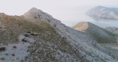 Güneş doğarken deniz manzaralı ve güneşli kıyı şeridi 
