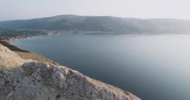 Güneş doğarken deniz manzarası ve sahil şeridi manzarası 