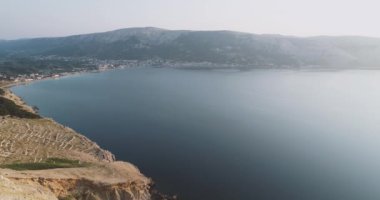 Güneş doğarken deniz manzaralı ve güneşli kıyı şeridi 