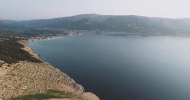 Güneş doğarken deniz manzaralı ve güneşli kıyı şeridi 