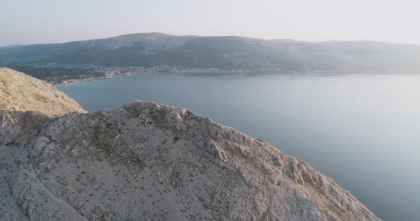 Vista Aérea Paisagem Marítima Costa Iluminada Pelo Sol Nascer Sol — Vídeo de Stock