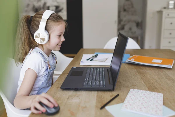 Młoda Dziewczyna Słuchawkami Laptopem Uczy Się Domu — Zdjęcie stockowe