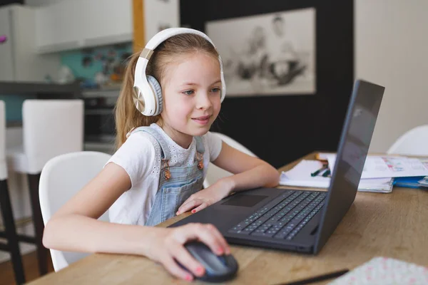 Młoda Dziewczyna Słuchawkami Laptopem Uczy Się Domu — Zdjęcie stockowe