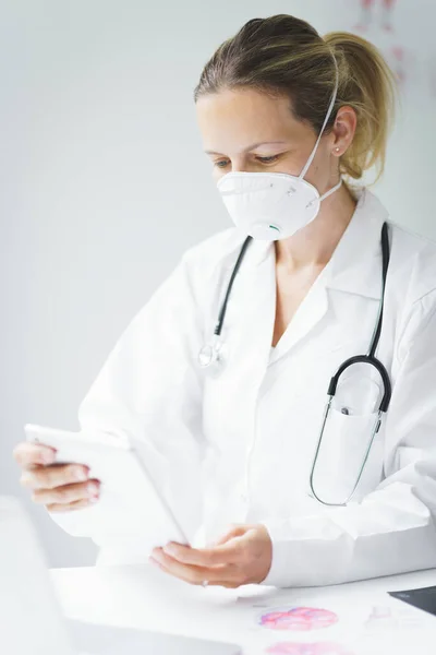 Lindo Jovem Médico Com Boca Nariz Máscara Proteção — Fotografia de Stock