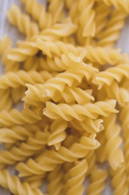 Farklı türde yumurta erişteleri ve ahşap arka planda sarı makarna.