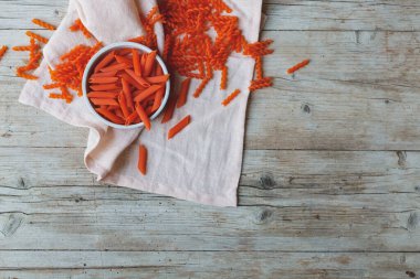 Ahşap arka planda farklı kırmızı lensler.