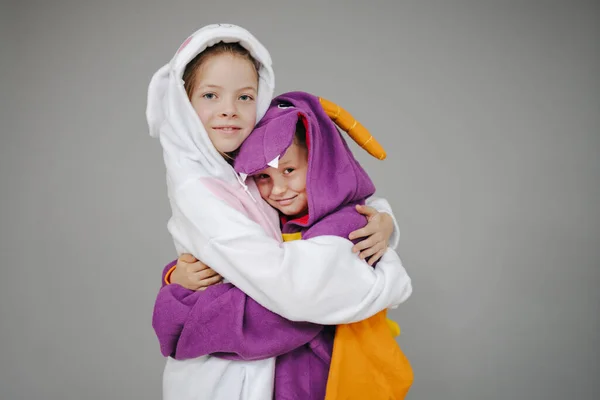 Duas Meninas Vestidas Coelho Dragão Posando Frente Fundo Cinza — Fotografia de Stock