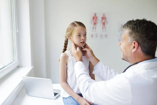 Médico Masculino Casaco Branco Examina Jovem Menina Bonita Sua Prática — Fotografia de Stock