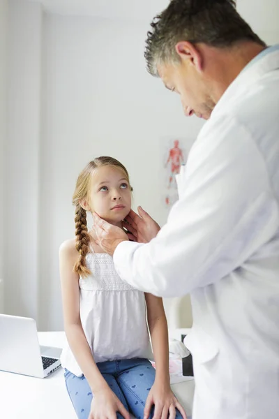 Médico Masculino Casaco Branco Examina Jovem Menina Bonita Sua Prática — Fotografia de Stock