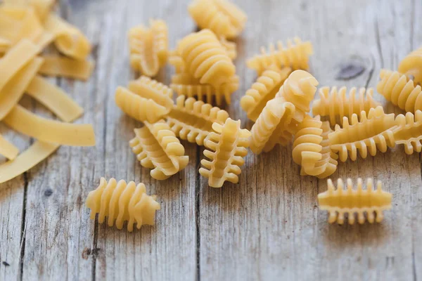 Olika Typer Ägg Nudlar Och Gul Pasta Trä Bakgrund — Stockfoto