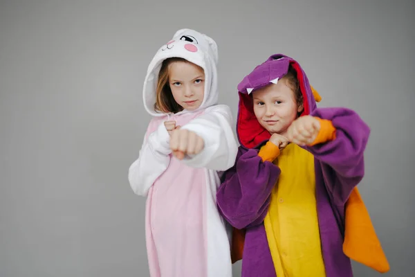 Duas Meninas Vestidas Coelho Dragão Posando Frente Fundo Cinza — Fotografia de Stock