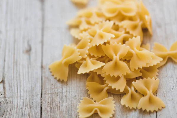 Olika Typer Ägg Nudlar Och Gul Pasta Trä Bakgrund — Stockfoto