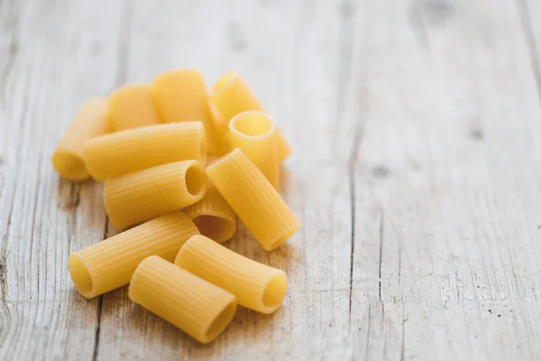 Olika Typer Ägg Nudlar Och Gul Pasta Trä Bakgrund — Stockfoto