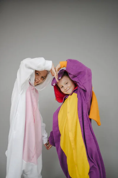 Zwei Als Hase Und Drache Verkleidete Mädchen Posieren Vor Grauem — Stockfoto