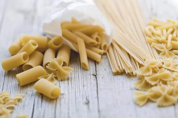 Olika Typer Ägg Nudlar Och Gul Pasta Trä Bakgrund — Stockfoto