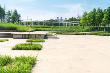 Bahar Parkı ve modern şehir