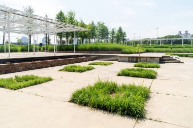 Bahar Parkı ve modern şehir