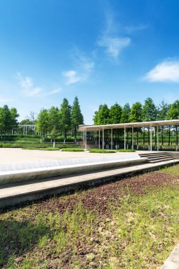 Bahar Parkı ve modern şehir