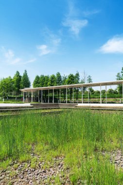 Bahar Parkı ve modern şehir