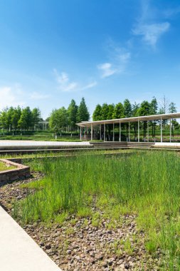 Bahar Parkı ve modern şehir