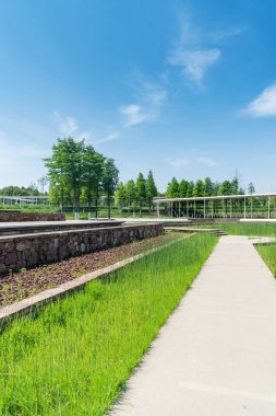 Bahar Parkı ve modern şehir