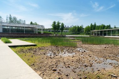 Bahar Parkı ve modern şehir