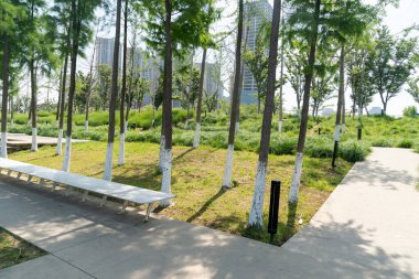 Bahar Parkı ve modern şehir