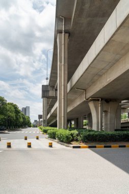 Şehirdeki üst geçidin altında beton yapı ve asfalt yol alanı