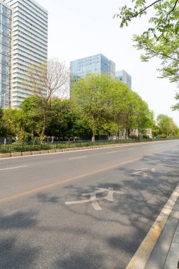 Şehirdeki boş şehir yolu ve binalar
