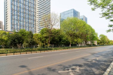 Şehirdeki boş şehir yolu ve binalar