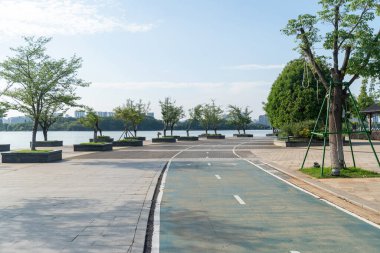 Modern şehirde yürüyüş yolu