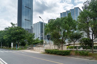 Şehirdeki boş şehir yolu ve binalar