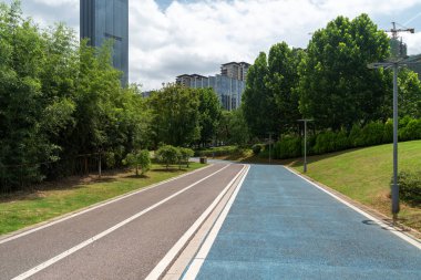 Modern şehirde yürüyüş yolu