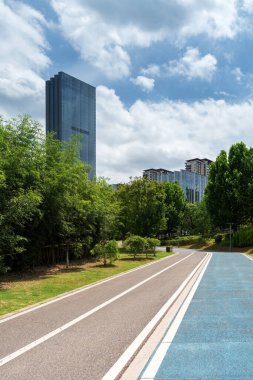 Modern şehirde yürüyüş yolu